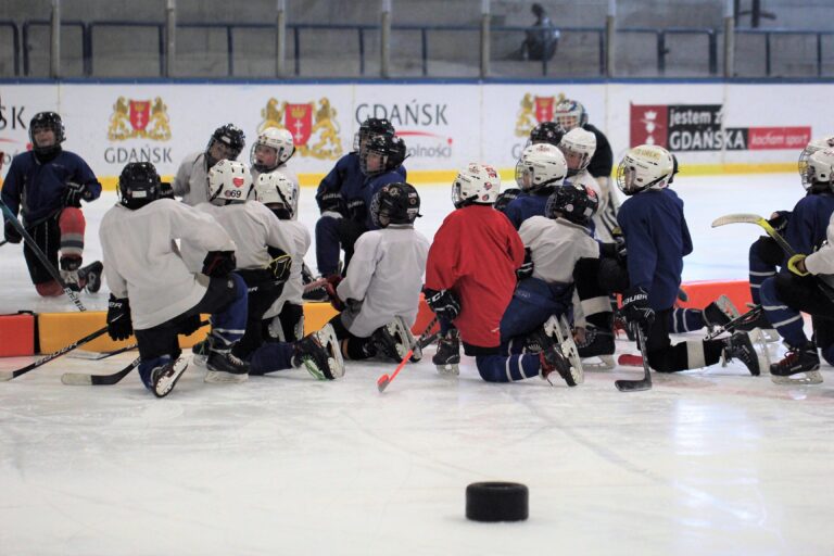 Spotkanie organizacyjne grup młodzieżowych z rodzicami zawodników hokeja na lodzie
