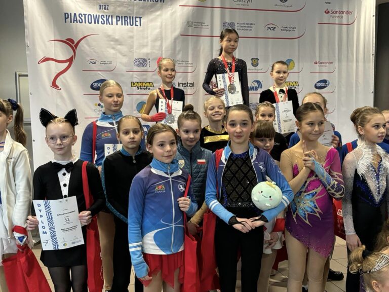 Dwa tytuły wicemistrzyń Polski dla młodych łyżwiarek figurowych GKS Stoczniowiec