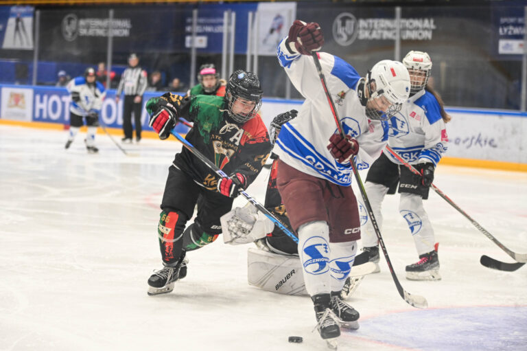 Hokeistki Stoczniowca bliżej brązowego medalu