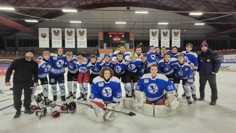 Młodzi Stoczniowcy z punktami po powrocie na lód