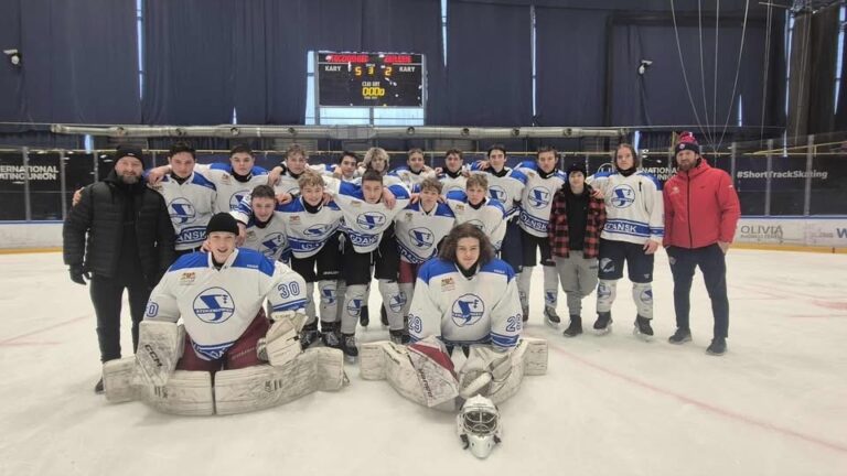 Stoczniowiec na huśtawce nastrojów: porażki seniorów i popis hokejowej młodzieży