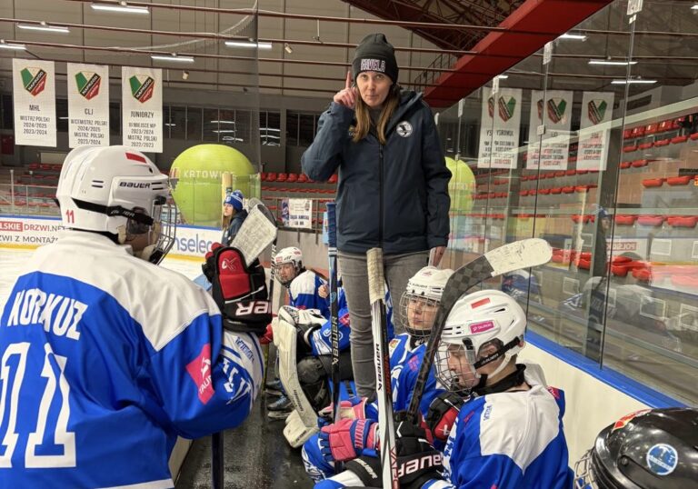 Charakter do ostatniego gwizdka – hokeistki Stoczniowca blisko, bardzo blisko w Janowie