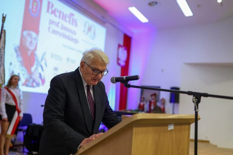 90 lat Profesora Janusza Czerwińskiego – władze Stoczniowca Gdańsk wśród uczestników uroczystości